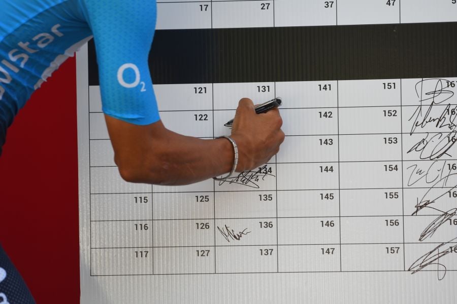 Gran ambiente en Alderdi Eder y el Bulevard donostiarra con cientos de aficionados viendo la presentación de los equipos participantes y la salida de la Clásica de San Sebastián