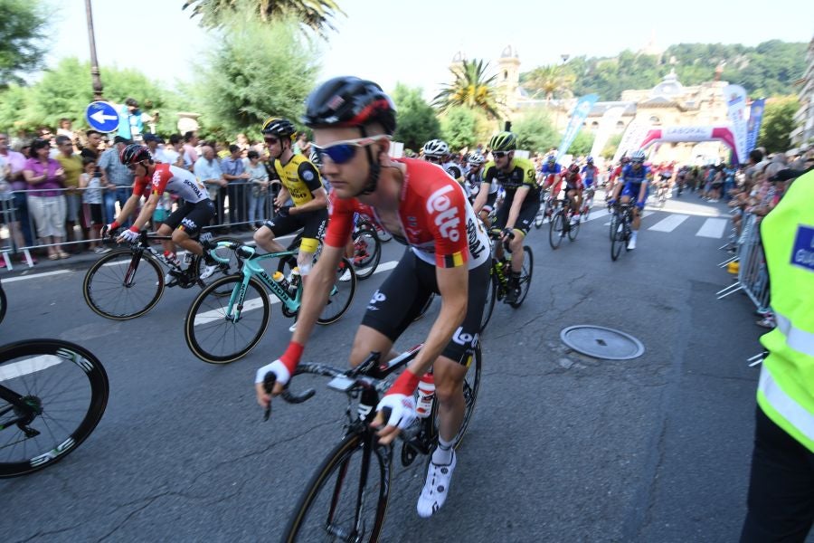 Gran ambiente en Alderdi Eder y el Bulevard donostiarra con cientos de aficionados viendo la presentación de los equipos participantes y la salida de la Clásica de San Sebastián