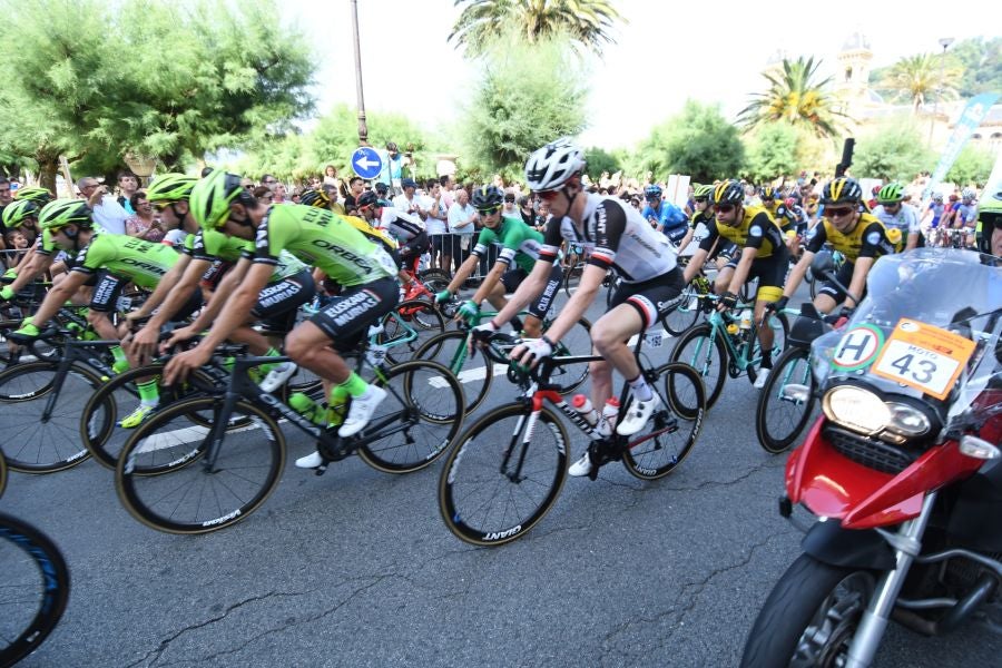 Gran ambiente en Alderdi Eder y el Bulevard donostiarra con cientos de aficionados viendo la presentación de los equipos participantes y la salida de la Clásica de San Sebastián