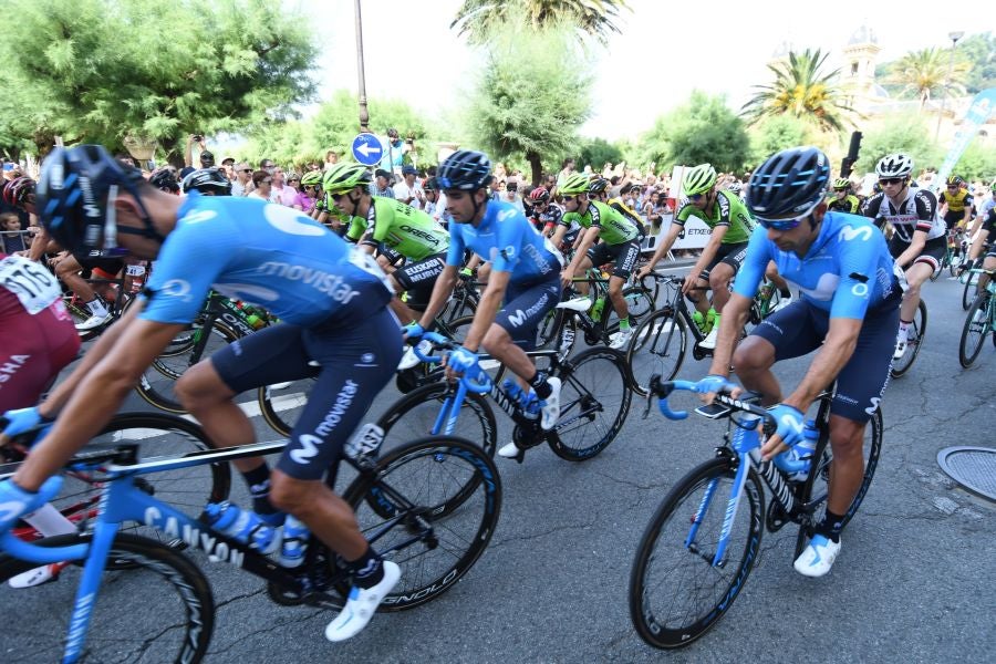 Gran ambiente en Alderdi Eder y el Bulevard donostiarra con cientos de aficionados viendo la presentación de los equipos participantes y la salida de la Clásica de San Sebastián
