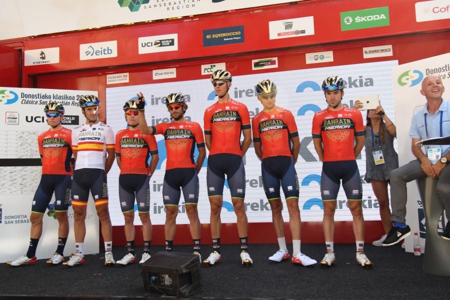 Gran ambiente en Alderdi Eder y el Bulevard donostiarra con cientos de aficionados viendo la presentación de los equipos participantes y la salida de la Clásica de San Sebastián