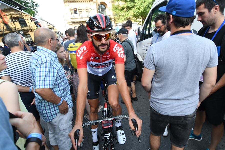 Gran ambiente en Alderdi Eder y el Bulevard donostiarra con cientos de aficionados viendo la presentación de los equipos participantes y la salida de la Clásica de San Sebastián