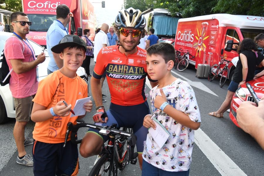 Gran ambiente en Alderdi Eder y el Bulevard donostiarra con cientos de aficionados viendo la presentación de los equipos participantes y la salida de la Clásica de San Sebastián