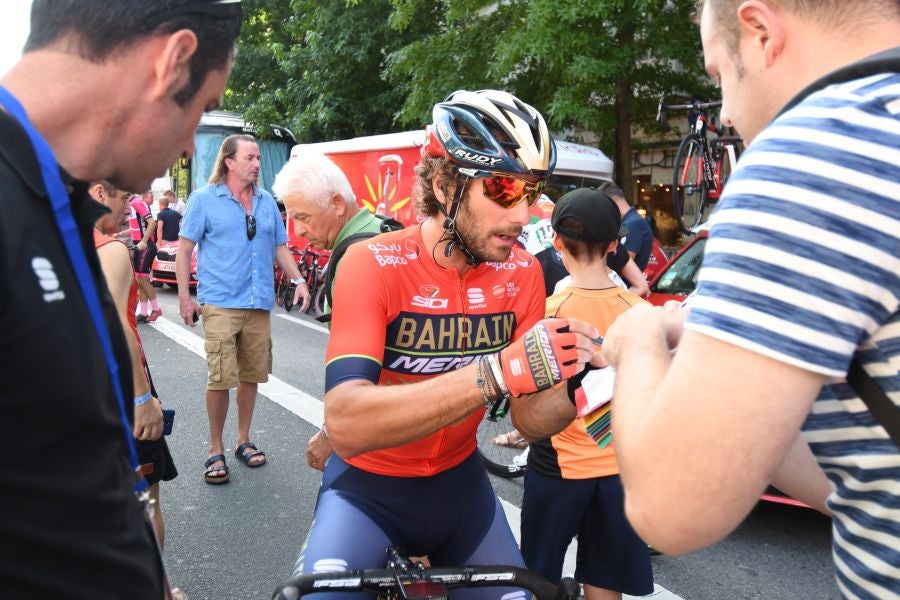 Gran ambiente en Alderdi Eder y el Bulevard donostiarra con cientos de aficionados viendo la presentación de los equipos participantes y la salida de la Clásica de San Sebastián