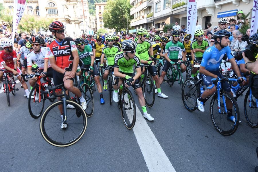 Gran ambiente en Alderdi Eder y el Bulevard donostiarra con cientos de aficionados viendo la presentación de los equipos participantes y la salida de la Clásica de San Sebastián