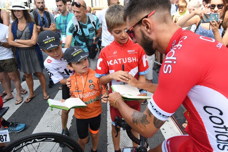 Gran ambiente en Alderdi Eder y el Bulevard donostiarra con cientos de aficionados viendo la presentación de los equipos participantes y la salida de la Clásica de San Sebastián