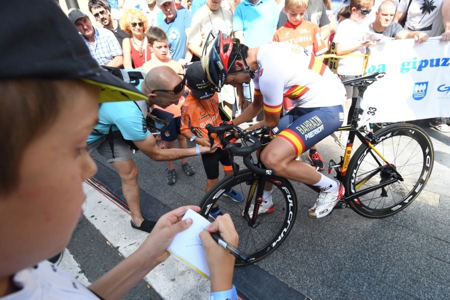 Gran ambiente en Alderdi Eder y el Bulevard donostiarra con cientos de aficionados viendo la presentación de los equipos participantes y la salida de la Clásica de San Sebastián