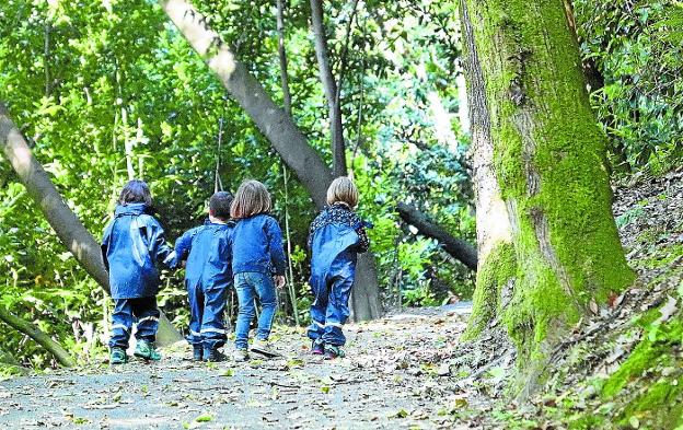 Niños y niñas de Tolosa, durante una reciente visita divulgativa al parque de Elosegi. 