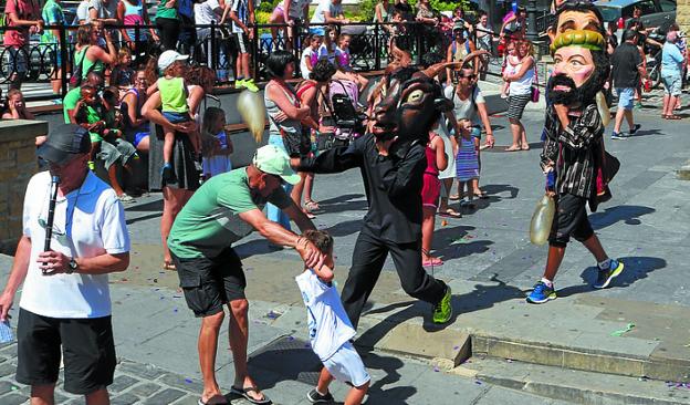 Gaztetxoak. Festara deitu zuten atzo eta jarraian buruhandiak kaleratu ziren denen gozamenerako. Portuan Nao Victoria bisitatzeko aukera izango da abustuak 8a arte. 