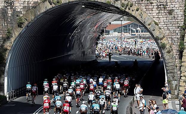 El pelotón a su paso por el tunel del Antiguo, en San Sebasitán. 