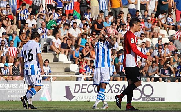 Un momento del partido que ha enfrentado a Real y Athletic en Irun.