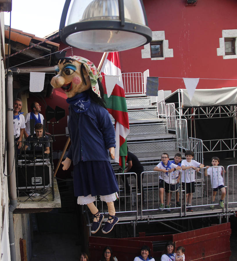 Itziar está de fiesta. Desde ayer y hasta el miércoles los vecinos de esta localidad celebran las Kopraixak. A pesar de que las fiestas oficialmente comenzaron por la tarde con la bajada de Marixi desde el campanario, por la mañana arrancaron los actos previos 