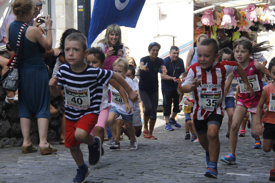 Itziar está de fiesta. Desde ayer y hasta el miércoles los vecinos de esta localidad celebran las Kopraixak. A pesar de que las fiestas oficialmente comenzaron por la tarde con la bajada de Marixi desde el campanario, por la mañana arrancaron los actos previos 