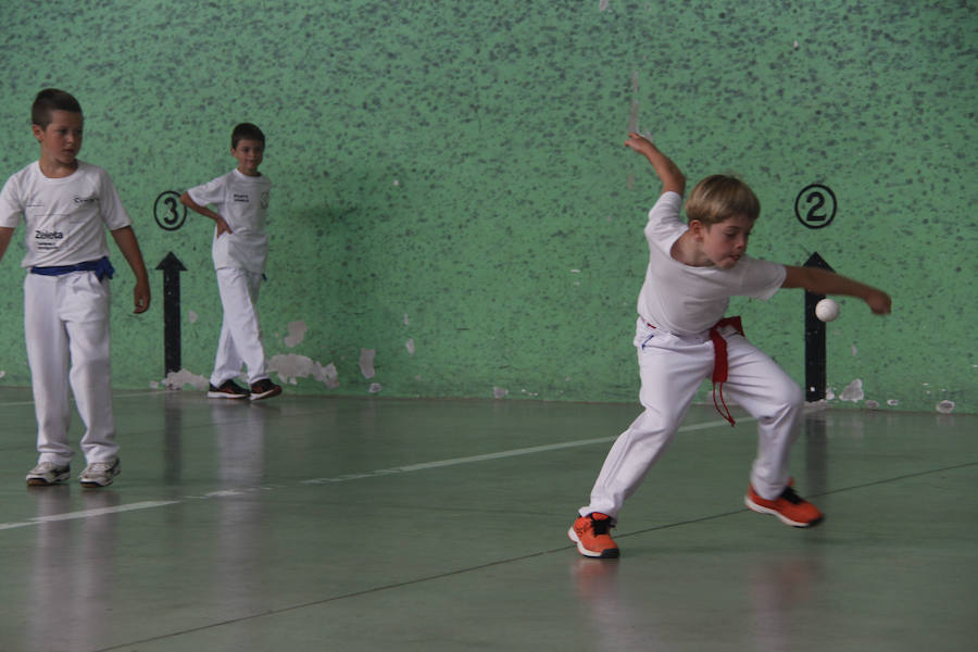Itziar está de fiesta. Desde ayer y hasta el miércoles los vecinos de esta localidad celebran las Kopraixak. A pesar de que las fiestas oficialmente comenzaron por la tarde con la bajada de Marixi desde el campanario, por la mañana arrancaron los actos previos 