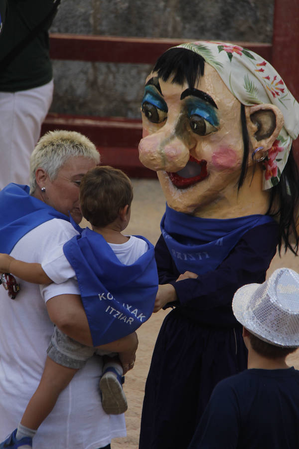 Itziar está de fiesta. Desde ayer y hasta el miércoles los vecinos de esta localidad celebran las Kopraixak. A pesar de que las fiestas oficialmente comenzaron por la tarde con la bajada de Marixi desde el campanario, por la mañana arrancaron los actos previos 