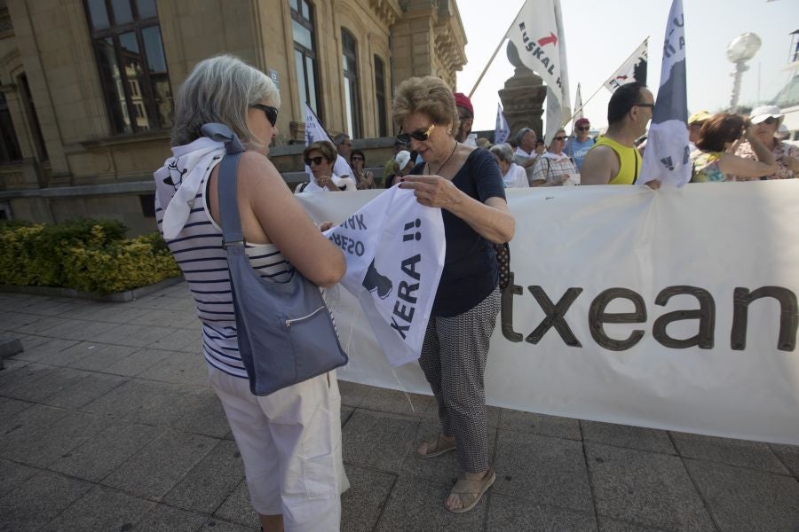 Etxerat ha denunciado en los arenales vascos la política de dispersión que sufren «familiares y amigos» de los reclusos, que lleva vigente casi 30 años.