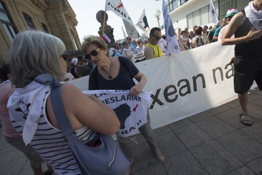 Etxerat ha denunciado en los arenales vascos la política de dispersión que sufren «familiares y amigos» de los reclusos, que lleva vigente casi 30 años.