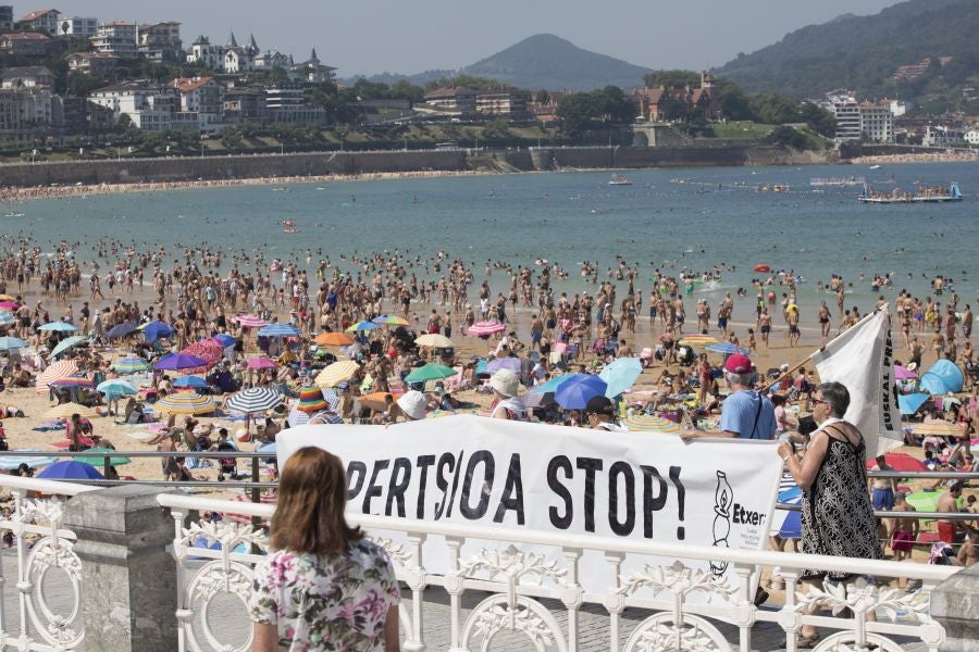 Etxerat ha denunciado en los arenales vascos la política de dispersión que sufren «familiares y amigos» de los reclusos, que lleva vigente casi 30 años.