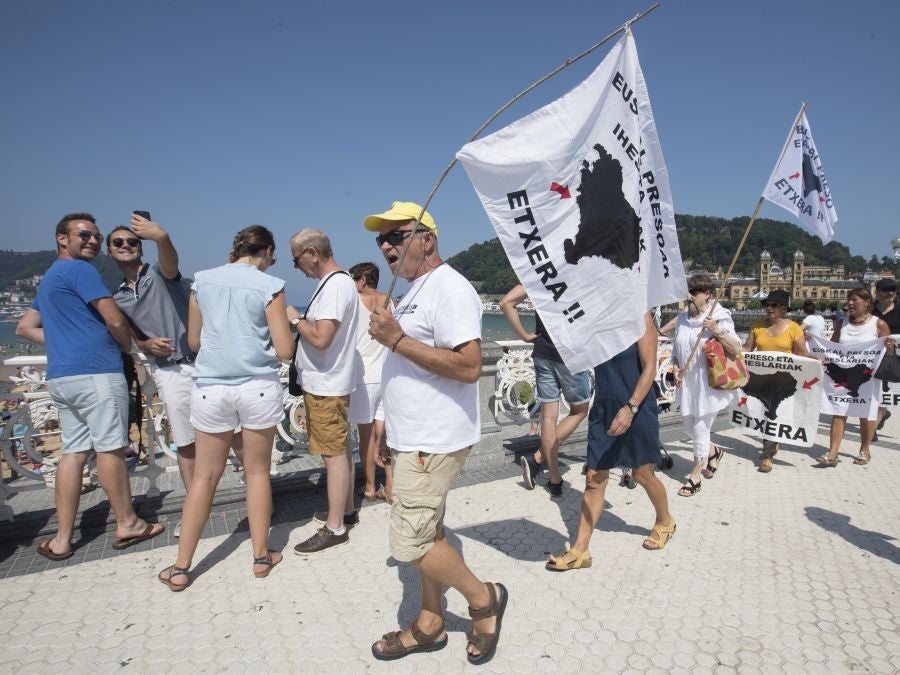 Etxerat ha denunciado en los arenales vascos la política de dispersión que sufren «familiares y amigos» de los reclusos, que lleva vigente casi 30 años.