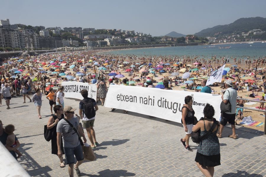 Etxerat ha denunciado en los arenales vascos la política de dispersión que sufren «familiares y amigos» de los reclusos, que lleva vigente casi 30 años.