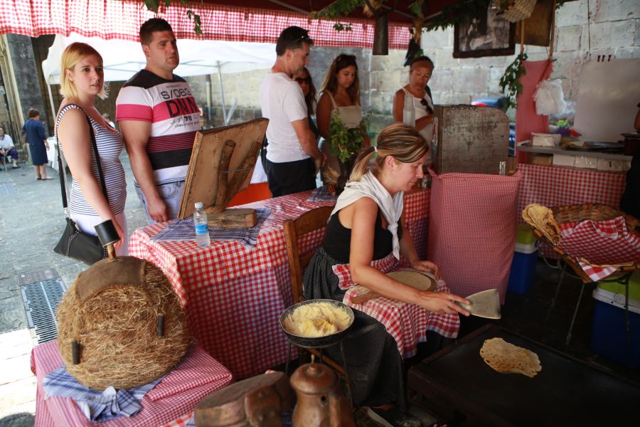 Como cada primer domingo de agosto Hondarribia ha celebrado la fiesta Herri Giroa con txalaparta, degustación de sidra, puestos de artesanía, gigantes y cabezudos y otras actividades