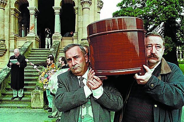 Larrea, eskuinaldean, Federico Krutwigen hil osteko gorazarre ekitaldian, 1998an. Aldamenean, Xabier Kintana. Eskaileran, Jean Haritschelhar euskaltzainburu zena. 