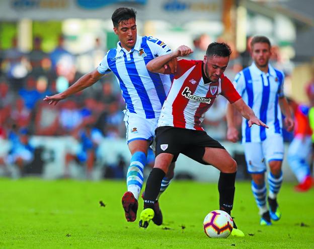Choque. Mikel Merino trata de robar el esférico a Unai López ayer sobre el césped del Stadium Gal.