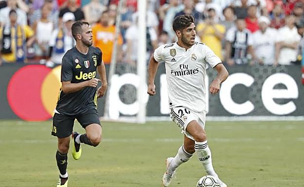 Marco Asensio conduce la pelota en el partido ante la Juventus. 