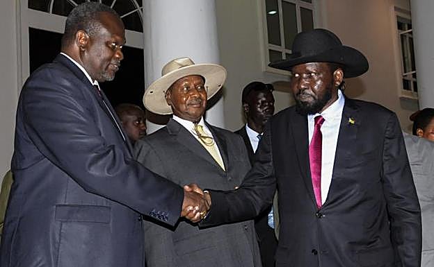 El líder rebelde Riek Machar y Salva Kiir, presidente de Sudán del Sur, estrechan sus manos.