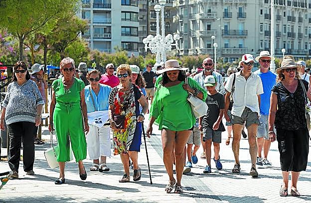 Muchos coincidieron en dar un paseo por La Concha protegidos con sombreros y gorras. 