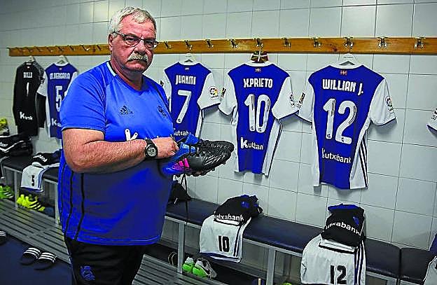 Mitxelo Olaizola prepara las botas de un jugador de la Real Sociedad en el vestuario de Anoeta.