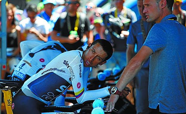 Bernal, con Xabier Artetxe en el calentamiento de la crono por equipos del Tour.