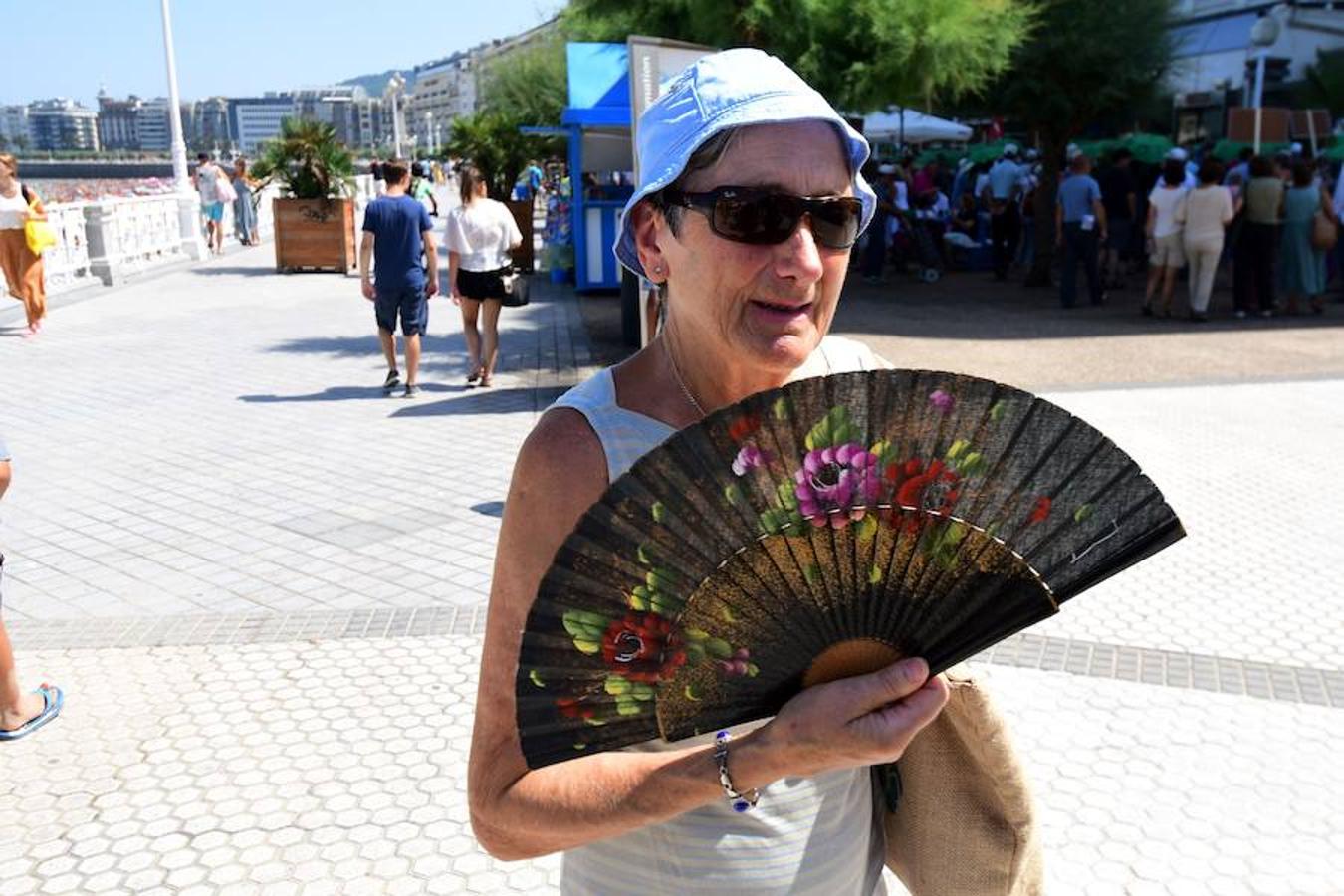 El calor sigue presentes en Gipuzkoa y en el resto del País Vasco. El sofoco no cesa y las playas donostiarras se han abarrotado este lunes debido a las altas temperaturas.