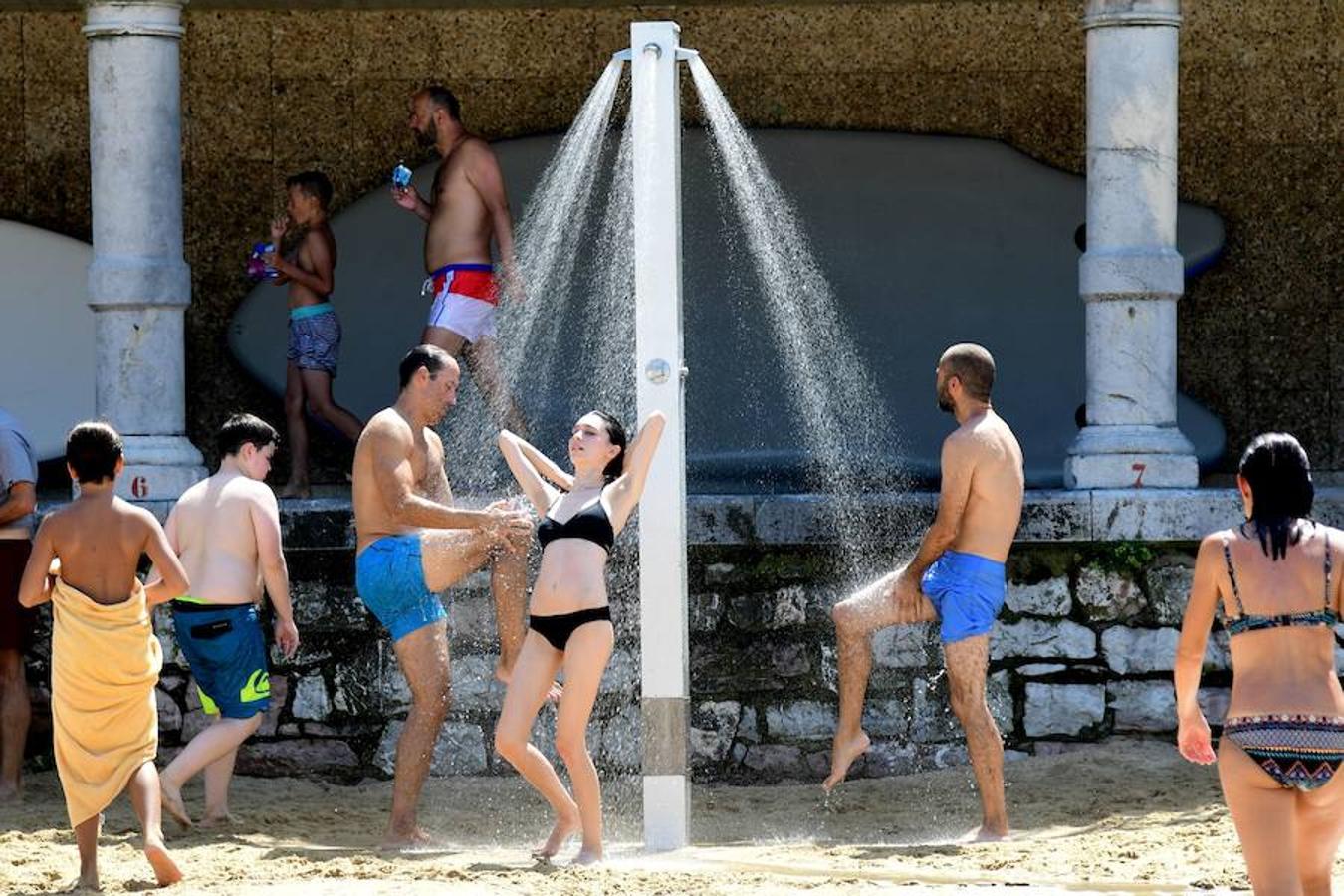 El calor sigue presentes en Gipuzkoa y en el resto del País Vasco. El sofoco no cesa y las playas donostiarras se han abarrotado este lunes debido a las altas temperaturas.