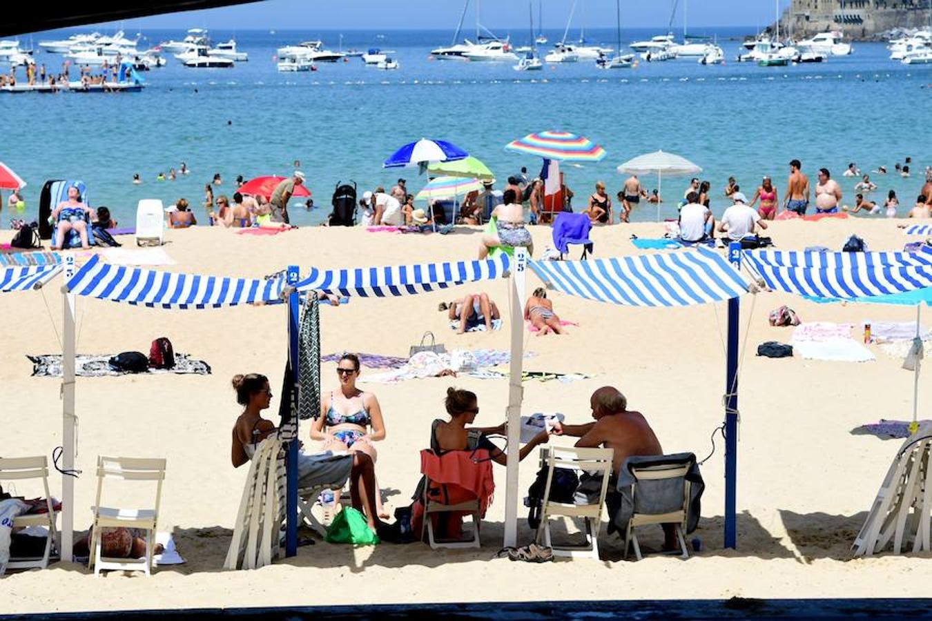 El calor sigue presentes en Gipuzkoa y en el resto del País Vasco. El sofoco no cesa y las playas donostiarras se han abarrotado este lunes debido a las altas temperaturas.