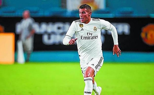 Theo Hernández conduce el balón en el amistoso que el Madrid jugó ante el United. 