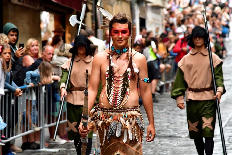 Gran ambiente en la localidad costera durante la escenificación del desembarco de Elcano que se realiza cada cuatro años.