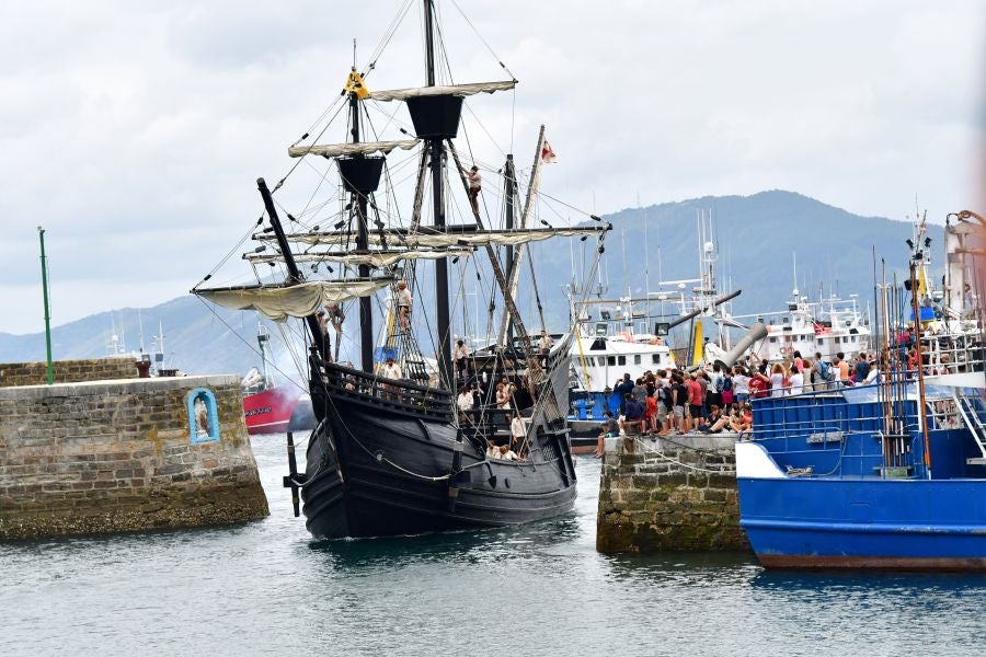 Gran ambiente en la localidad costera durante la escenificación del desembarco de Elcano que se realiza cada cuatro años.