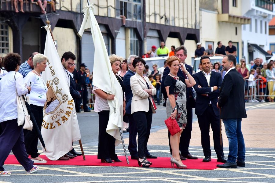 Gran ambiente en la localidad costera durante la escenificación del desembarco de Elcano que se realiza cada cuatro años.