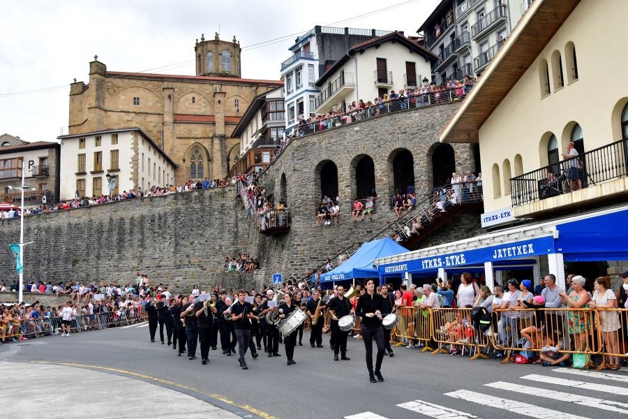 Gran ambiente en la localidad costera durante la escenificación del desembarco de Elcano que se realiza cada cuatro años.