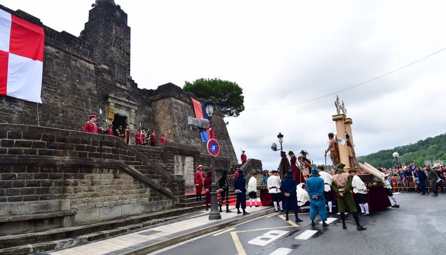 Gran ambiente en la localidad costera durante la escenificación del desembarco de Elcano que se realiza cada cuatro años.