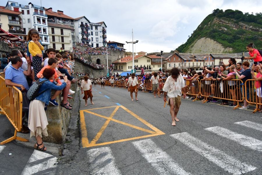 Gran ambiente en la localidad costera durante la escenificación del desembarco de Elcano que se realiza cada cuatro años.