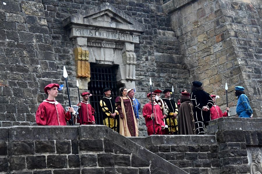 Gran ambiente en la localidad costera durante la escenificación del desembarco de Elcano que se realiza cada cuatro años.