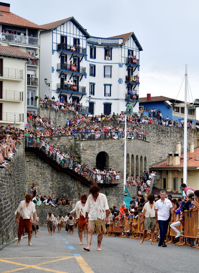 Gran ambiente en la localidad costera durante la escenificación del desembarco de Elcano que se realiza cada cuatro años.