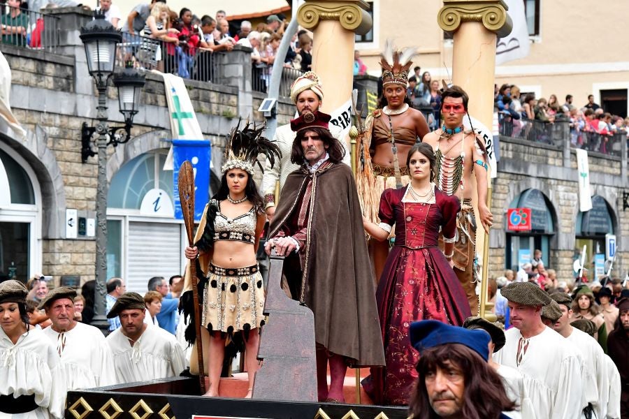 Gran ambiente en la localidad costera durante la escenificación del desembarco de Elcano que se realiza cada cuatro años.