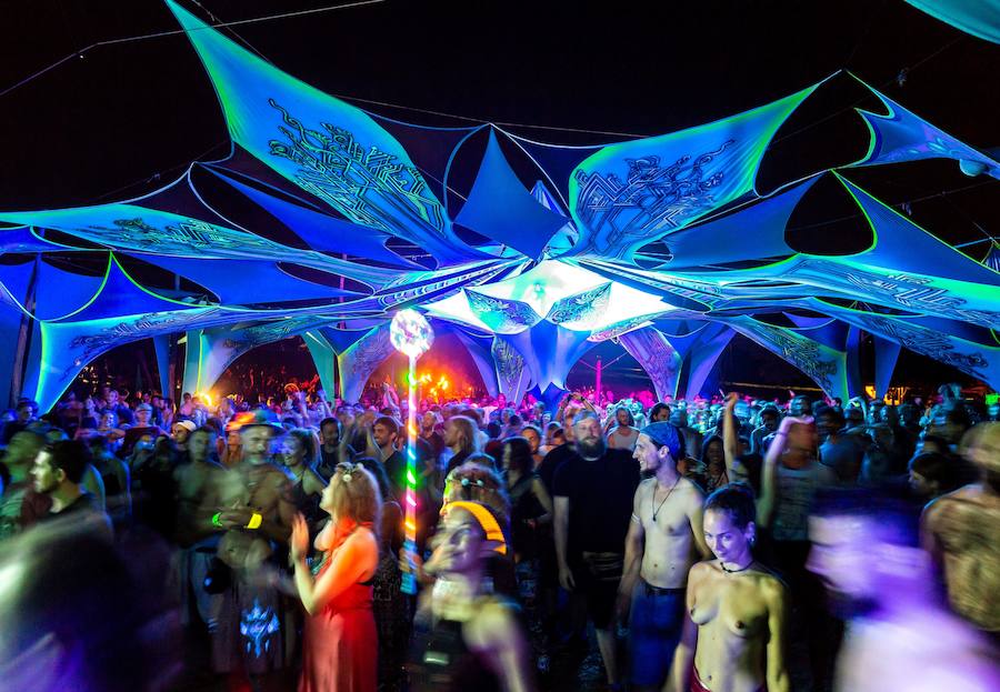 Cuarta edición del Festival Samsara en el distrito de Toreki en Siofok (Hungría). Los asistentes al festival disfrutan de la música y talleres de yoga así como conferencias de entrenadores de yoga, psicólogos, instructores, terapeutas, médicos y curanderos entre el 6 y el 12 de agosto de 2018.