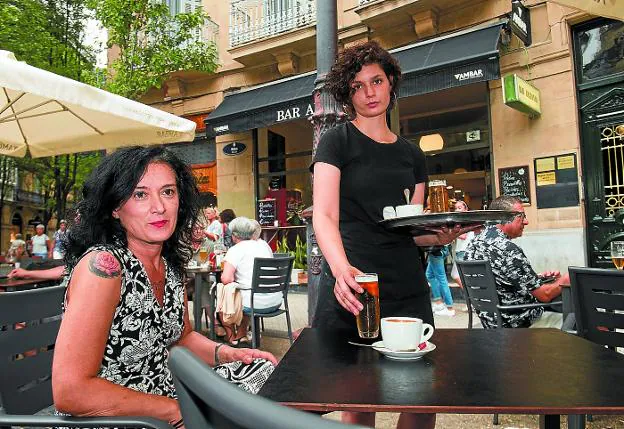 Asun y su hija Viriane, en una terraza hostelera del centro de Donostia. 