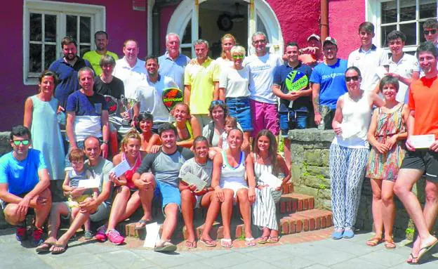 Jugadores del torneo de pádel, con sus trofeos junto al pub Wimbledon, entidad patrocinadora.