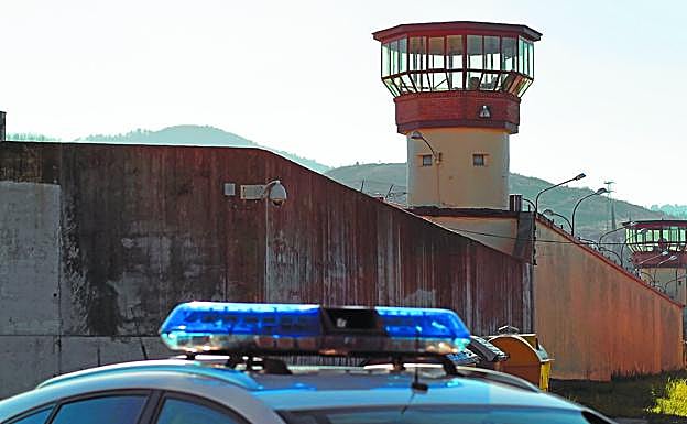 Exterior de la cárcel de Basauri. Sobre estas líneas, Olga Sanz es conducida por agentes de la Ertzaintza tras su detención en Bilbao en 1998.