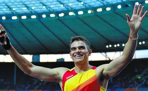Bruno Hortelano celebra la victoria en la semifinal que le da el pase a la final de los 200 metros. :: 